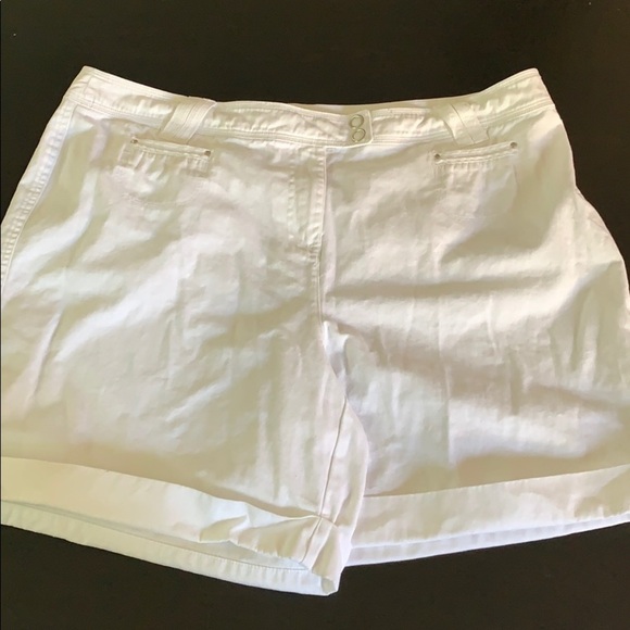 Dress barn white cuffed shorts - Picture 1 of 6